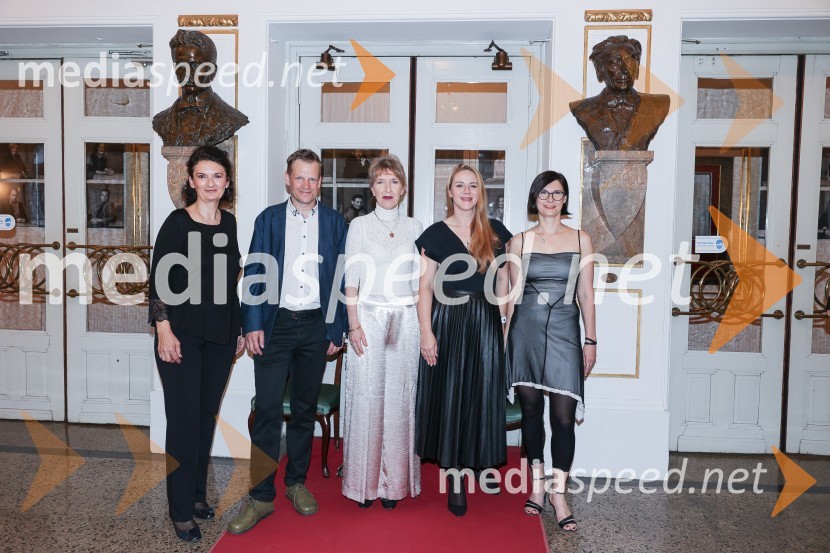  Ema Peruš, vodja abonmajev SNG Drama Ljubljana;  Luka Nabergoj, pomočnik ravnateljice SNG Drama Ljubljana;  Vesna Jurca Tadel, ravnateljice SNG Drama Ljubljana;  Barbara Svetek, vodja službe za marketing SNG Drama Ljubljana;  Špela Zorn, vodja programa SNG Drama LjubljanaCyrano de Bergerac, premiera v SNG Drama Ljubljana