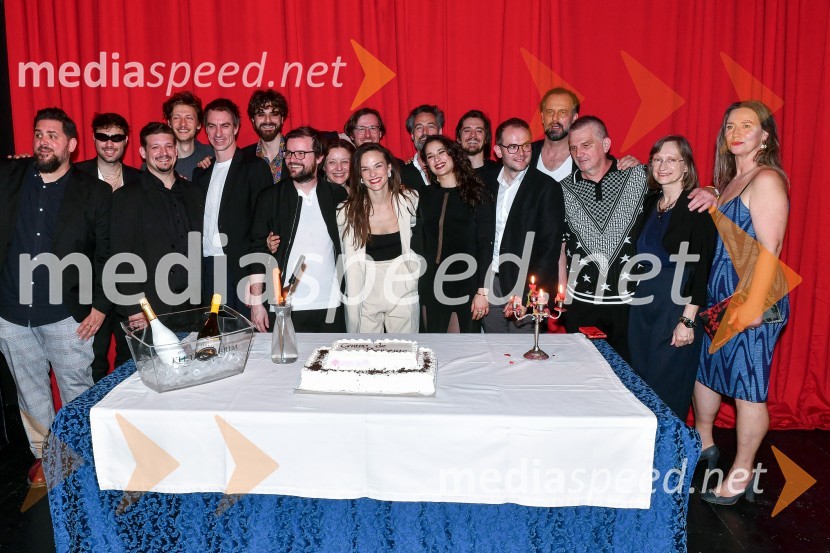  Boštjan Gorenc - Pižama, pisatelj, prevajalec, stand up komik;  Benjamin Krnetić, igralec;  Iztok Kocen, dirigent;  ... ;  Jure Henigman, igralec;  Domen Novak, igralec ;  ... ;  ... ;  Tina Vrbnjak, igralka;  ... ;  Rok Vihar, igralec;  Saša Pavlin Stošić, igralka;  Klemen Janežič, igralec, koreograf;  Rok Andres, dramaturg SNG Drama Ljubljana;  Uroš Fürst, igralec;  ... ;  ... ;  Nina Valič, igralka, pisateljicaCyrano de Bergerac, premiera v SNG Drama Ljubljana