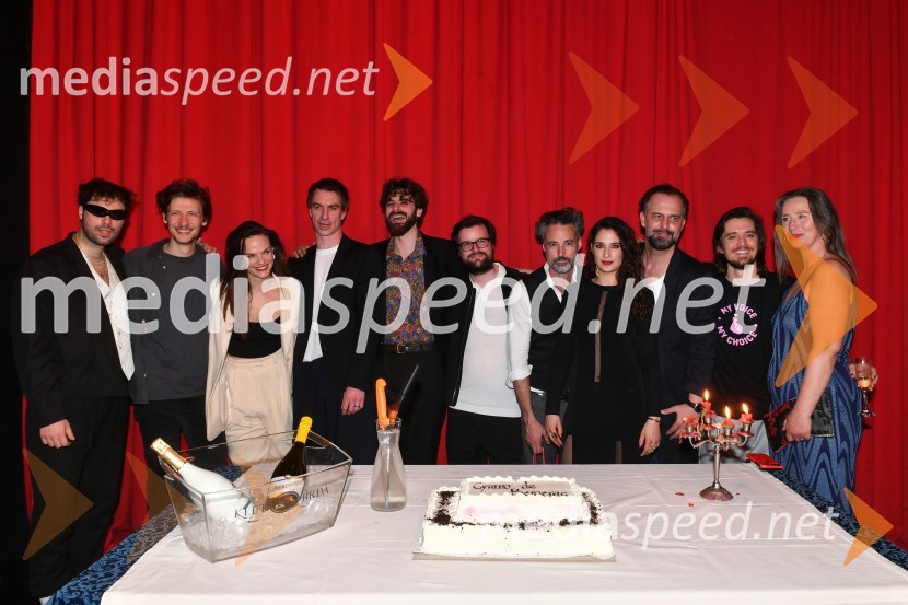  Benjamin Krnetić, igralec;  Gašper Lovrec, igralec;  Tina Vrbnjak, igralka;  Jure Henigman, igralec;  Domen Novak, igralec ;  ... ;  Rok Vihar, igralec;  Saša Pavlin Stošić, igralka;  Uroš Fürst, igralec;  Klemen Janežič, igralec, koreograf;  Nina Valič, igralka, pisateljicaCyrano de Bergerac, premiera v SNG Drama Ljubljana