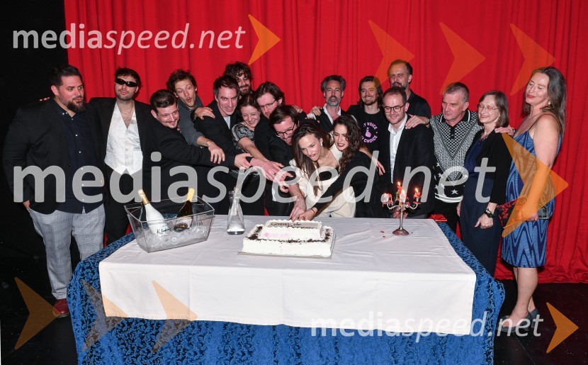  Boštjan Gorenc - Pižama, pisatelj, prevajalec, stand up komik;  Benjamin Krnetić, igralec;  Iztok Kocen, dirigent;  Gašper Lovrec, igralec;  Jure Henigman, igralec;  Domen Novak, igralec ;  ... ;  ... ;  ... ;  Tina Vrbnjak, igralka;  Rok Vihar, igralec;  Saša Pavlin Stošić, igralka;  Klemen Janežič, igralec, koreograf;  Uroš Fürst, igralec;  Rok Andres, dramaturg SNG Drama Ljubljana;  ... ;  ... ;  Nina Valič, igralka, pisateljicaCyrano de Bergerac, premiera v SNG Drama Ljubljana