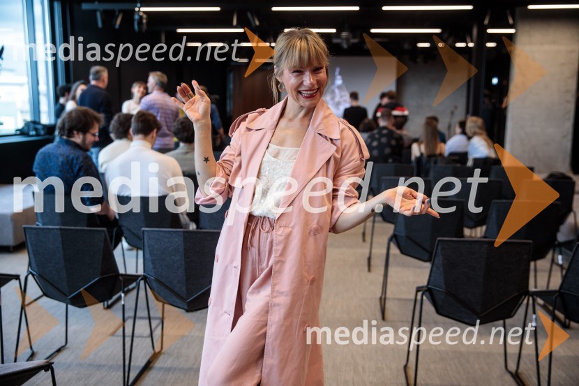  Ana Raščan, voditeljica in novinarkaNovinarska konferenca pevke Raiven pred koncertom v Cankarjevem domu in odhodom na Pesem Evrovizije