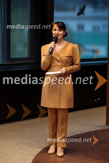  Maruša Kobal, PR RTV SlovenijaNovinarska konferenca pevke Raiven pred koncertom v Cankarjevem domu in odhodom na Pesem Evrovizije