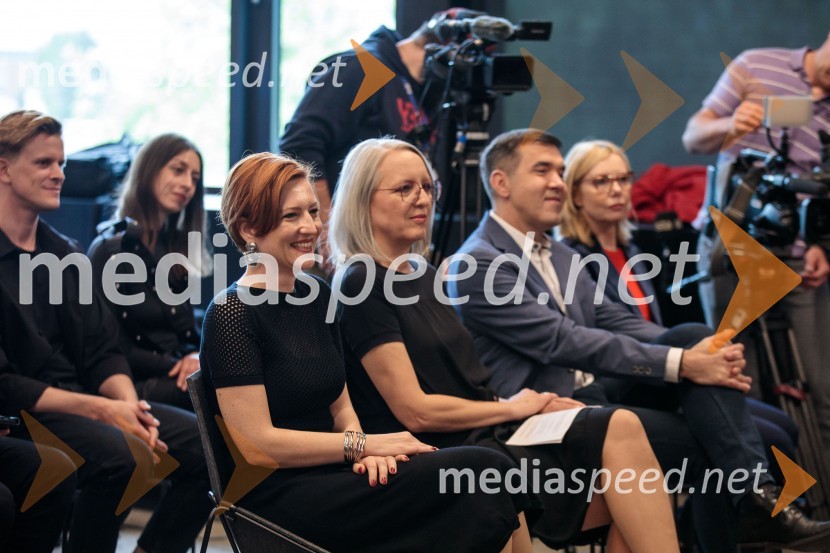 dr. Asta Vrečko, ministrica za kulturo;  Ksenija Horvat, odgovorna urednica UPE Informativni program RTV SLONovinarska konferenca pevke Raiven pred koncertom v Cankarjevem domu in odhodom na Pesem Evrovizije