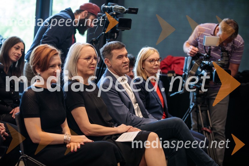 dr. Asta Vrečko, ministrica za kulturo;  Ksenija Horvat, odgovorna urednica UPE Informativni program RTV SLO;  Mario Galunič, TV voditelj;  ... Novinarska konferenca pevke Raiven pred koncertom v Cankarjevem domu in odhodom na Pesem Evrovizije