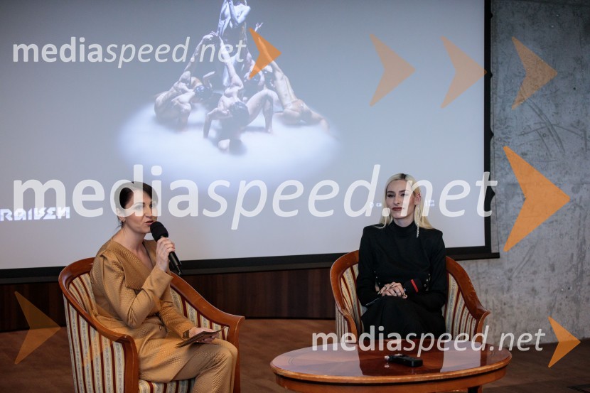  Maruša Kobal, PR RTV Slovenija;  Sara Briški Cirman - Raiven, pevka, harfistkaNovinarska konferenca pevke Raiven pred koncertom v Cankarjevem domu in odhodom na Pesem Evrovizije