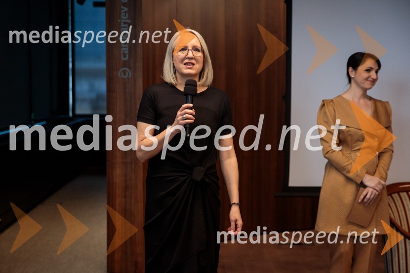  Ksenija Horvat, odgovorna urednica UPE Informativni program RTV SLONovinarska konferenca pevke Raiven pred koncertom v Cankarjevem domu in odhodom na Pesem Evrovizije