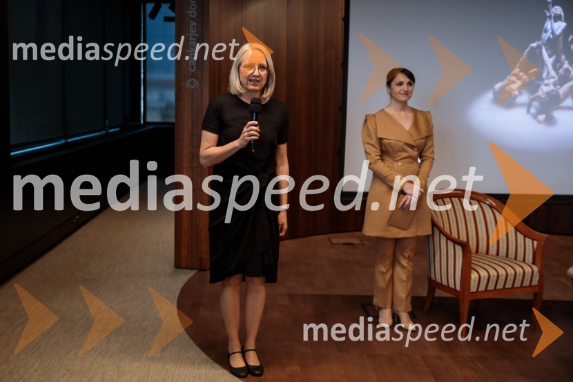  Ksenija Horvat, odgovorna urednica UPE Informativni program RTV SLO;  Maruša Kobal, PR RTV SlovenijaNovinarska konferenca pevke Raiven pred koncertom v Cankarjevem domu in odhodom na Pesem Evrovizije