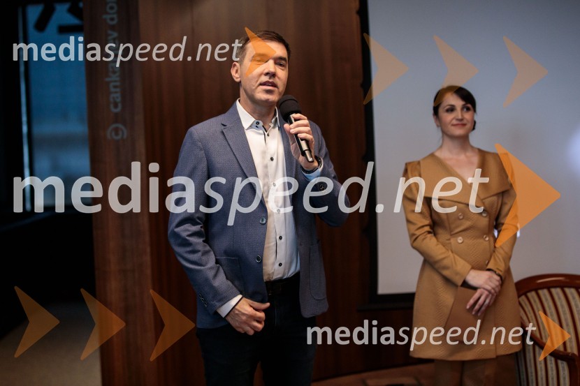  Mario Galunič, TV voditeljNovinarska konferenca pevke Raiven pred koncertom v Cankarjevem domu in odhodom na Pesem Evrovizije