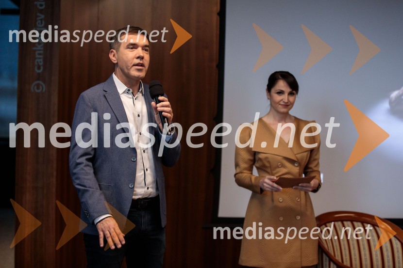  Mario Galunič, TV voditelj;  Maruša Kobal, PR RTV SlovenijaNovinarska konferenca pevke Raiven pred koncertom v Cankarjevem domu in odhodom na Pesem Evrovizije