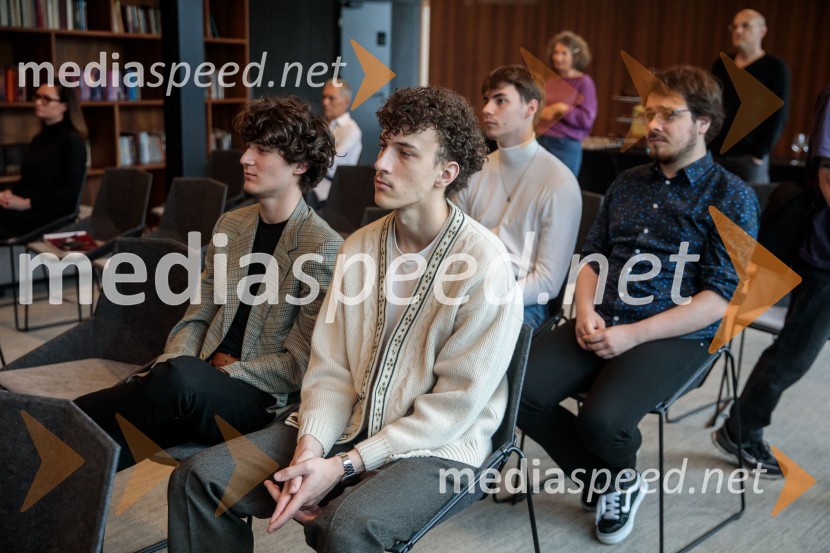  Gašper Hlupič, glasbena skupina LPS;  Martin Mutec, glasbena skupina LPSNovinarska konferenca pevke Raiven pred koncertom v Cankarjevem domu in odhodom na Pesem Evrovizije