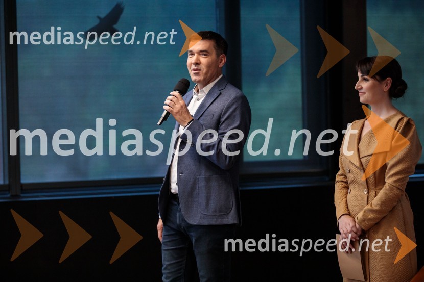  Mario Galunič, TV voditeljNovinarska konferenca pevke Raiven pred koncertom v Cankarjevem domu in odhodom na Pesem Evrovizije