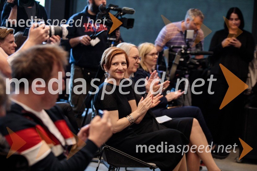 dr. Asta Vrečko, ministrica za kulturoNovinarska konferenca pevke Raiven pred koncertom v Cankarjevem domu in odhodom na Pesem Evrovizije