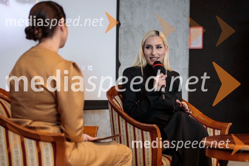  Sara Briški Cirman - Raiven, pevka, harfistkaNovinarska konferenca pevke Raiven pred koncertom v Cankarjevem domu in odhodom na Pesem Evrovizije