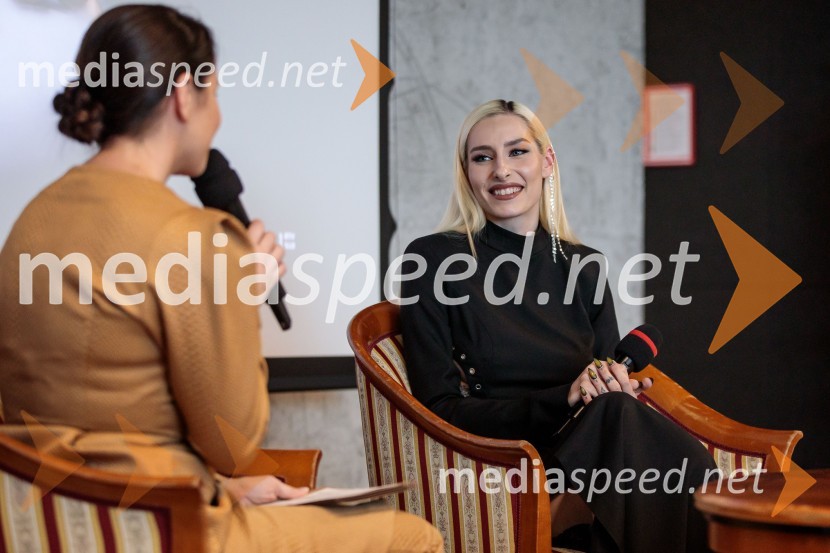  Sara Briški Cirman - Raiven, pevka, harfistkaNovinarska konferenca pevke Raiven pred koncertom v Cankarjevem domu in odhodom na Pesem Evrovizije