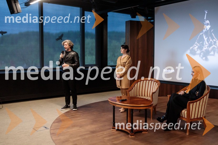  Renato Zanella, umetniški direktor ljubljanskega baleta;  Maruša Kobal, PR RTV Slovenija;  Sara Briški Cirman - Raiven, pevka, harfistkaNovinarska konferenca pevke Raiven pred koncertom v Cankarjevem domu in odhodom na Pesem Evrovizije