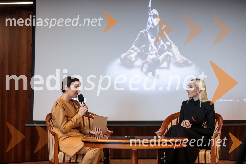  Maruša Kobal, PR RTV Slovenija;  Sara Briški Cirman - Raiven, pevka, harfistkaNovinarska konferenca pevke Raiven pred koncertom v Cankarjevem domu in odhodom na Pesem Evrovizije