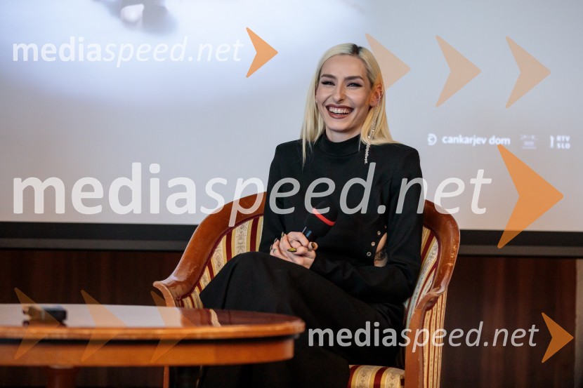  Sara Briški Cirman - Raiven, pevka, harfistkaNovinarska konferenca pevke Raiven pred koncertom v Cankarjevem domu in odhodom na Pesem Evrovizije