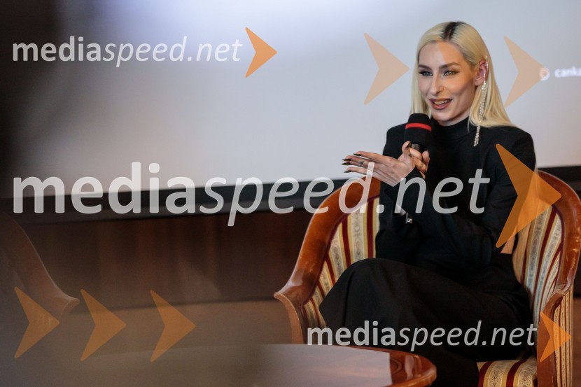  Sara Briški Cirman - Raiven, pevka, harfistkaNovinarska konferenca pevke Raiven pred koncertom v Cankarjevem domu in odhodom na Pesem Evrovizije