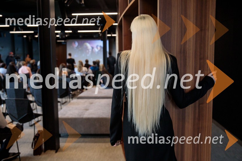  Sara Briški Cirman - Raiven, pevka, harfistkaNovinarska konferenca pevke Raiven pred koncertom v Cankarjevem domu in odhodom na Pesem Evrovizije