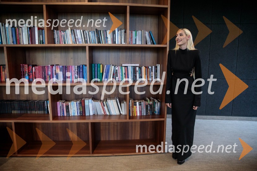  Sara Briški Cirman - Raiven, pevka, harfistkaNovinarska konferenca pevke Raiven pred koncertom v Cankarjevem domu in odhodom na Pesem Evrovizije