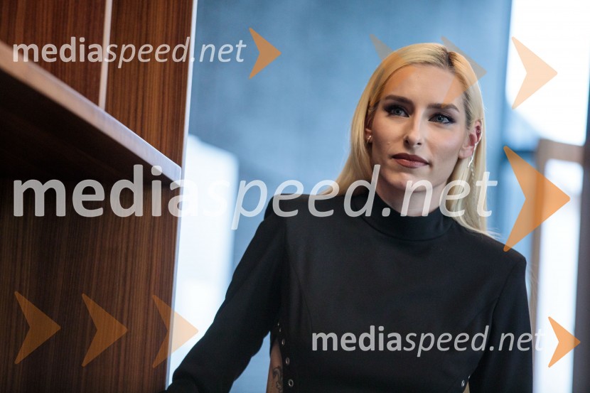  Sara Briški Cirman - Raiven, pevka, harfistkaNovinarska konferenca pevke Raiven pred koncertom v Cankarjevem domu in odhodom na Pesem Evrovizije