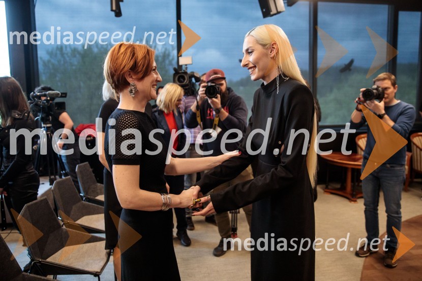 dr. Asta Vrečko, ministrica za kulturo;  Sara Briški Cirman - Raiven, pevka, harfistkaNovinarska konferenca pevke Raiven pred koncertom v Cankarjevem domu in odhodom na Pesem Evrovizije
