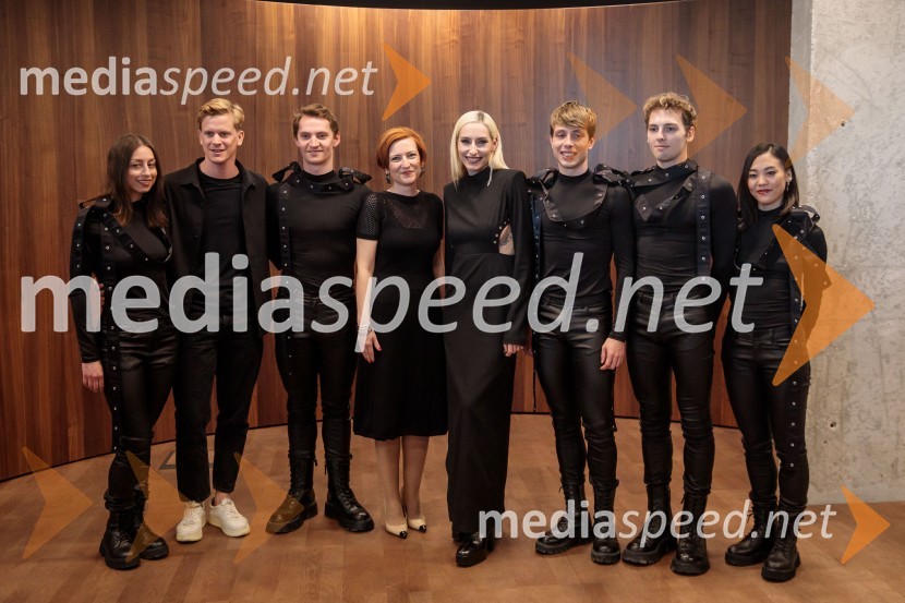  Mateja Železnik, baletna plesalka;  Lukas Zuschlag, baletnik, koreograf;  Lukas Bareman, baletni plesalec; dr. Asta Vrečko, ministrica za kulturo;  Sara Briški Cirman - Raiven, pevka, harfistka;  Filippo Jorio, baletni solist, SNG Opera in balet Ljubljana ;  Matteo Moretto, baletni plesalec;  Marin Ino, balerinaNovinarska konferenca pevke Raiven pred koncertom v Cankarjevem domu in odhodom na Pesem Evrovizije