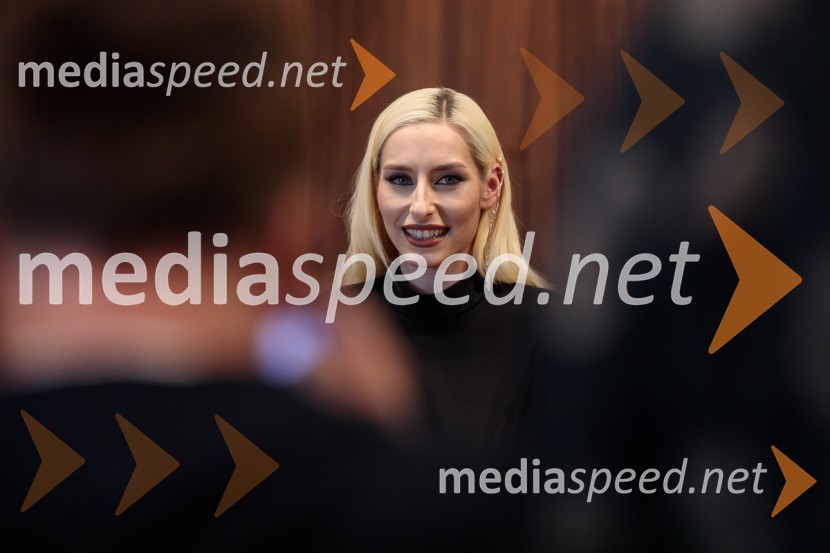  Sara Briški Cirman - Raiven, pevka, harfistkaNovinarska konferenca pevke Raiven pred koncertom v Cankarjevem domu in odhodom na Pesem Evrovizije