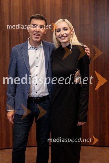  Mario Galunič, TV voditelj;  Sara Briški Cirman - Raiven, pevka, harfistkaNovinarska konferenca pevke Raiven pred koncertom v Cankarjevem domu in odhodom na Pesem Evrovizije