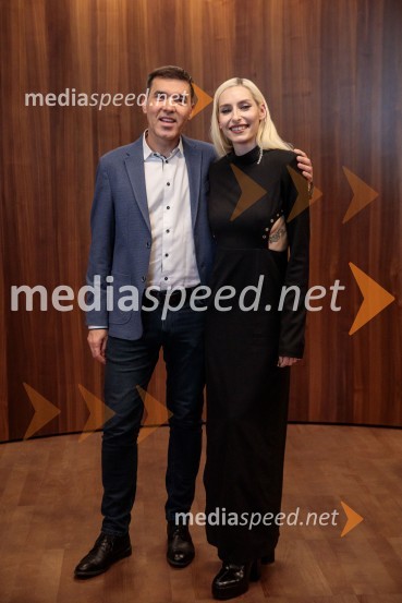  Mario Galunič, TV voditelj;  Sara Briški Cirman - Raiven, pevka, harfistkaNovinarska konferenca pevke Raiven pred koncertom v Cankarjevem domu in odhodom na Pesem Evrovizije