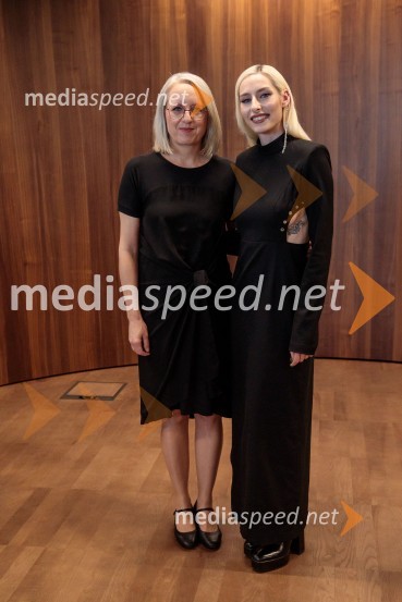  ... ;  Sara Briški Cirman - Raiven, pevka, harfistkaNovinarska konferenca pevke Raiven pred koncertom v Cankarjevem domu in odhodom na Pesem Evrovizije