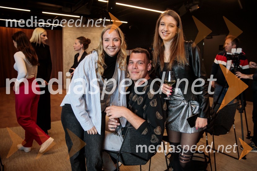  Metka Dolanc, novinarka;  Jan Vehar, novinar;  Petra Ceglar, pevkaNovinarska konferenca pevke Raiven pred koncertom v Cankarjevem domu in odhodom na Pesem Evrovizije