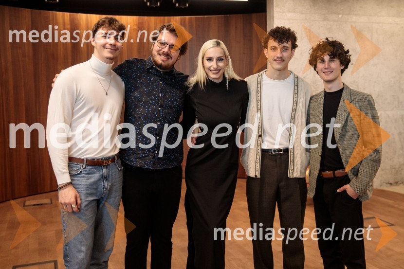  Filip Vidušin, glasbena skupina LPS;  Žiga Žvižej, glasbena skupina LPS;  Sara Briški Cirman - Raiven, pevka, harfistka;  Martin Mutec, glasbena skupina LPS;  Gašper Hlupič, glasbena skupina LPSNovinarska konferenca pevke Raiven pred koncertom v Cankarjevem domu in odhodom na Pesem Evrovizije