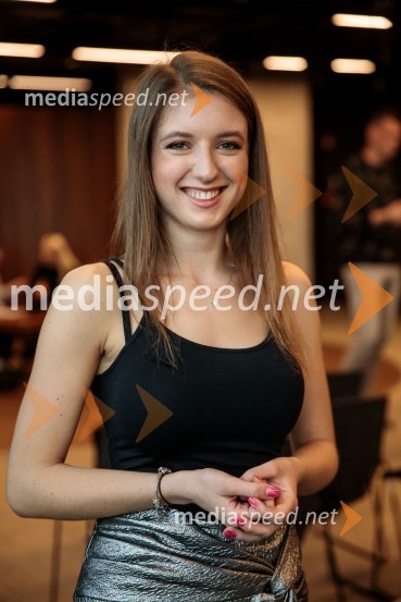  Petra Ceglar, pevkaNovinarska konferenca pevke Raiven pred koncertom v Cankarjevem domu in odhodom na Pesem Evrovizije