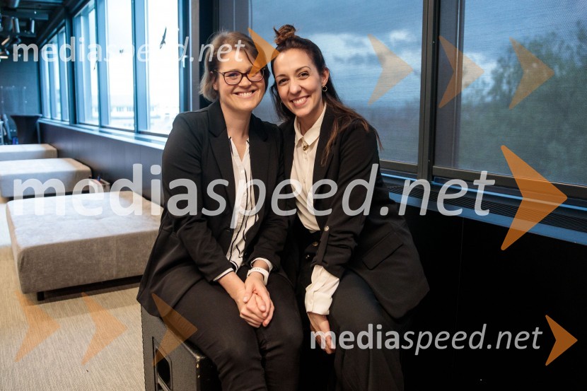  Mojca Boštele, RTV SLO;  Mateja Grahovac, RTV SLONovinarska konferenca pevke Raiven pred koncertom v Cankarjevem domu in odhodom na Pesem Evrovizije