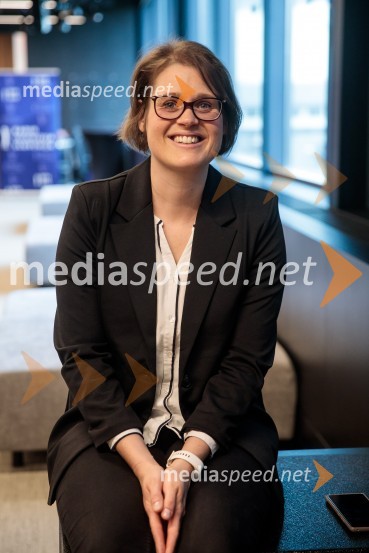  Mojca Boštele, RTV SLONovinarska konferenca pevke Raiven pred koncertom v Cankarjevem domu in odhodom na Pesem Evrovizije