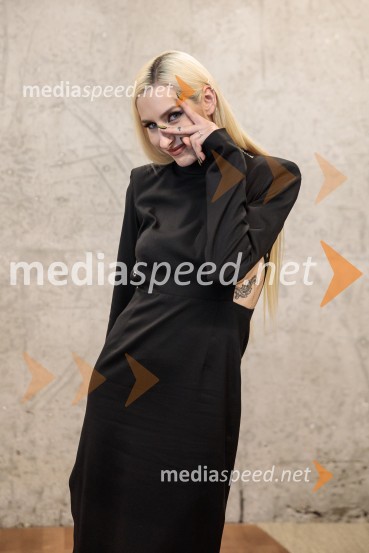  Sara Briški Cirman - Raiven, pevka, harfistkaNovinarska konferenca pevke Raiven pred koncertom v Cankarjevem domu in odhodom na Pesem Evrovizije