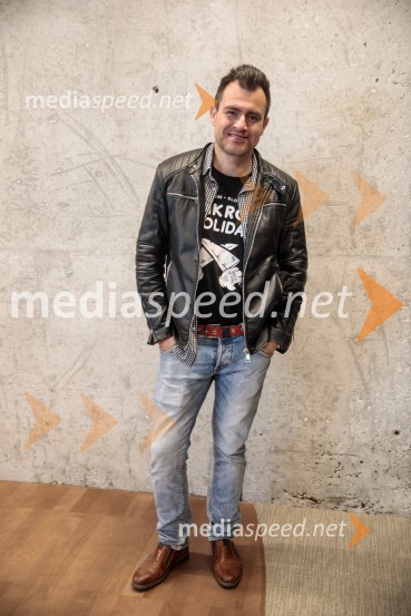  Omar Naber, glasbenikNovinarska konferenca pevke Raiven pred koncertom v Cankarjevem domu in odhodom na Pesem Evrovizije