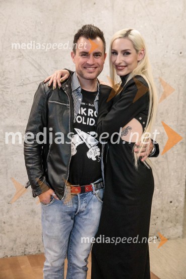  Omar Naber, glasbenik;  Sara Briški Cirman - Raiven, pevka, harfistkaNovinarska konferenca pevke Raiven pred koncertom v Cankarjevem domu in odhodom na Pesem Evrovizije