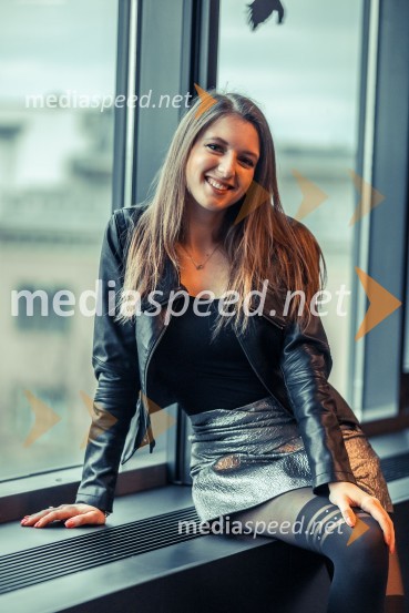  Petra Ceglar, pevkaNovinarska konferenca pevke Raiven pred koncertom v Cankarjevem domu in odhodom na Pesem Evrovizije