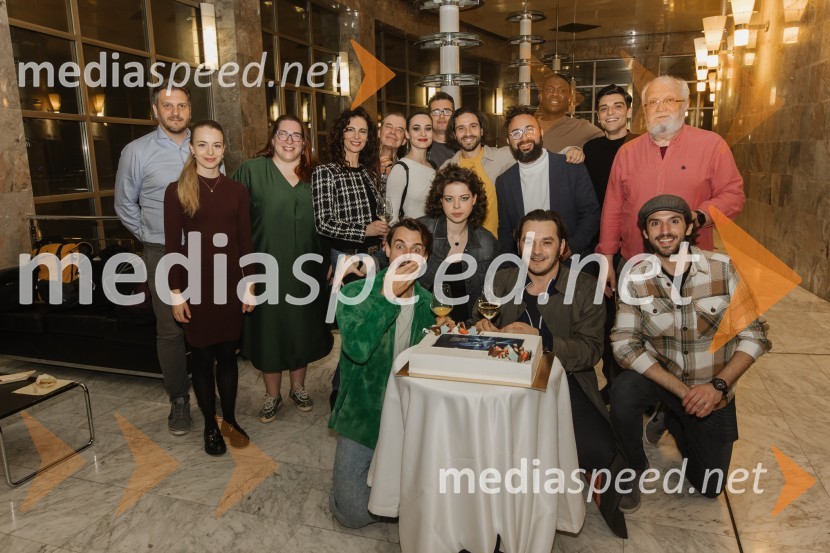  Marko Bratuš, umetniški vodja SNG Nova Gorica;  Lara Fortuna, igralka;  Ana Facchini, igralka;  Paola De Crescenzo, igralka;  Felix Römer, igralec;  Błażej Stencel, igralec;  May-Linda Kosumovic, igralka;  ... ;  Weronika Kozakowska, igralka;  Philip Leone-Ganado, igralec;  Sean Buhagiar, dramaturg;  Armend Smajli, igralec;  Ibrahim Koma, igralec;  Davide Gagliardini, igralec;  Haris  Pašović, režiser;  Gianni Selvaggi, igralecNajboljša evropska predstava, premiera v SNG Nova Gorica