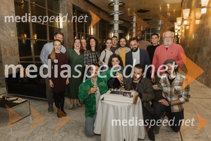  Marko Bratuš, umetniški vodja SNG Nova Gorica;  Lara Fortuna, igralka;  Ana Facchini, igralka;  Felix Römer, igralec;  Paola De Crescenzo, igralka;  Błażej Stencel, igralec;  May-Linda Kosumovic, igralka;  Weronika Kozakowska, igralka;  ... ;  Philip Leone-Ganado, igralec;  Sean Buhagiar, dramaturg;  Ibrahim Koma, igralec;  Armend Smajli, igralec;  Davide Gagliardini, igralec;  Haris  Pašović, režiser;  Gianni Selvaggi, igralecNajboljša evropska predstava, premiera v SNG Nova Gorica