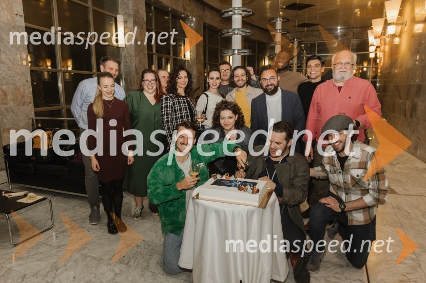  Marko Bratuš, umetniški vodja SNG Nova Gorica;  Lara Fortuna, igralka;  Ana Facchini, igralka;  Felix Römer, igralec;  Paola De Crescenzo, igralka;  Błażej Stencel, igralec;  May-Linda Kosumovic, igralka;  ... ;  Weronika Kozakowska, igralka;  Philip Leone-Ganado, igralec;  Sean Buhagiar, dramaturg;  Ibrahim Koma, igralec;  Armend Smajli, igralec;  Davide Gagliardini, igralec;  Haris  Pašović, režiser;  Gianni Selvaggi, igralecNajboljša evropska predstava, premiera v SNG Nova Gorica