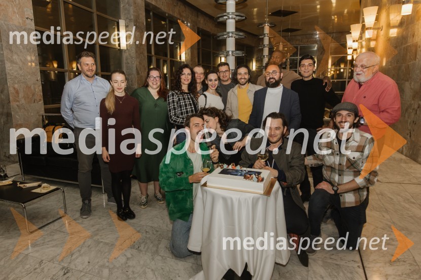  Marko Bratuš, umetniški vodja SNG Nova Gorica;  Lara Fortuna, igralka;  Ana Facchini, igralka;  Paola De Crescenzo, igralka;  Błażej Stencel, igralec;  Felix Römer, igralec;  May-Linda Kosumovic, igralka;  ... ;  Weronika Kozakowska, igralka;  Philip Leone-Ganado, igralec;  Sean Buhagiar, dramaturg;  Armend Smajli, igralec;  Ibrahim Koma, igralec;  Davide Gagliardini, igralec;  Gianni Selvaggi, igralec;  Haris  Pašović, režiserNajboljša evropska predstava, premiera v SNG Nova Gorica