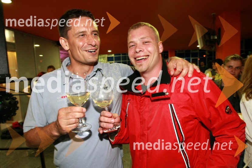 Robi Fišer, projektni vodja na Pomurskem sejmu d.d. in vodja vinskih ocenjevanj in projekta Vino Slovenija ter Tomaž Ščurek, vinarMednarodna nogometna tekma med vinsko reprezentanco Slovenije in vinsko reprezentanco Nemčije