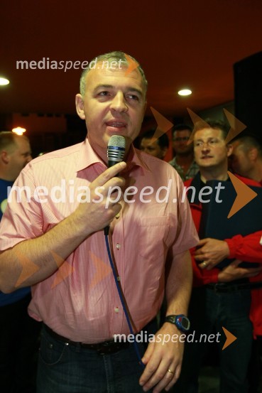 Miha Istenič, vinarstvo IsteničMednarodna nogometna tekma med vinsko reprezentanco Slovenije in vinsko reprezentanco Nemčije