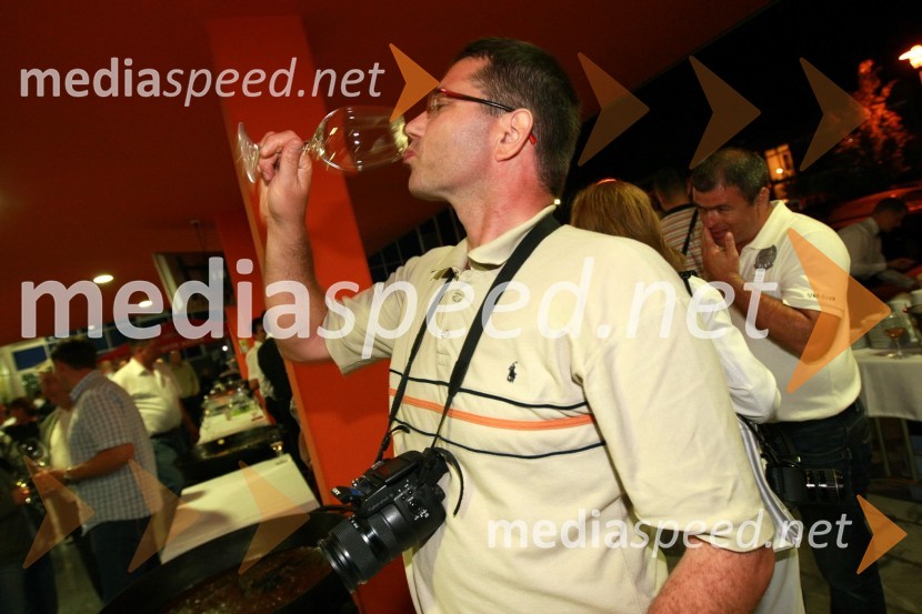Matjaž Ledinek, fotograf in vinski ljubitelj iz MariboraMednarodna nogometna tekma med vinsko reprezentanco Slovenije in vinsko reprezentanco Nemčije