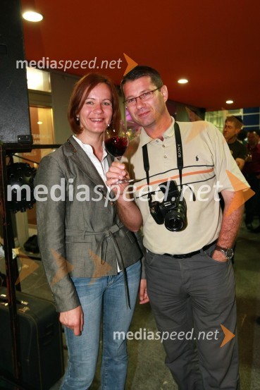 Simona Hauptman, specialistka za vinogradništvo in razvoj podeželja ter Matjaž Ledinek, fotograf in vinski ljubitelj iz MariboraMednarodna nogometna tekma med vinsko reprezentanco Slovenije in vinsko reprezentanco Nemčije