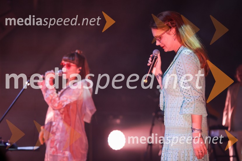  Saša Vipotnik, pevka, AKA Neomi;  Aleksandra Ilijevski, pevka, skupina PlišKoncert zasedbe AKA Neomi v Kino Šiška