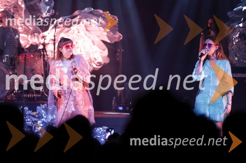  Saša Vipotnik, pevka, AKA Neomi;  Aleksandra Ilijevski, pevka, skupina PlišKoncert zasedbe AKA Neomi v Kino Šiška